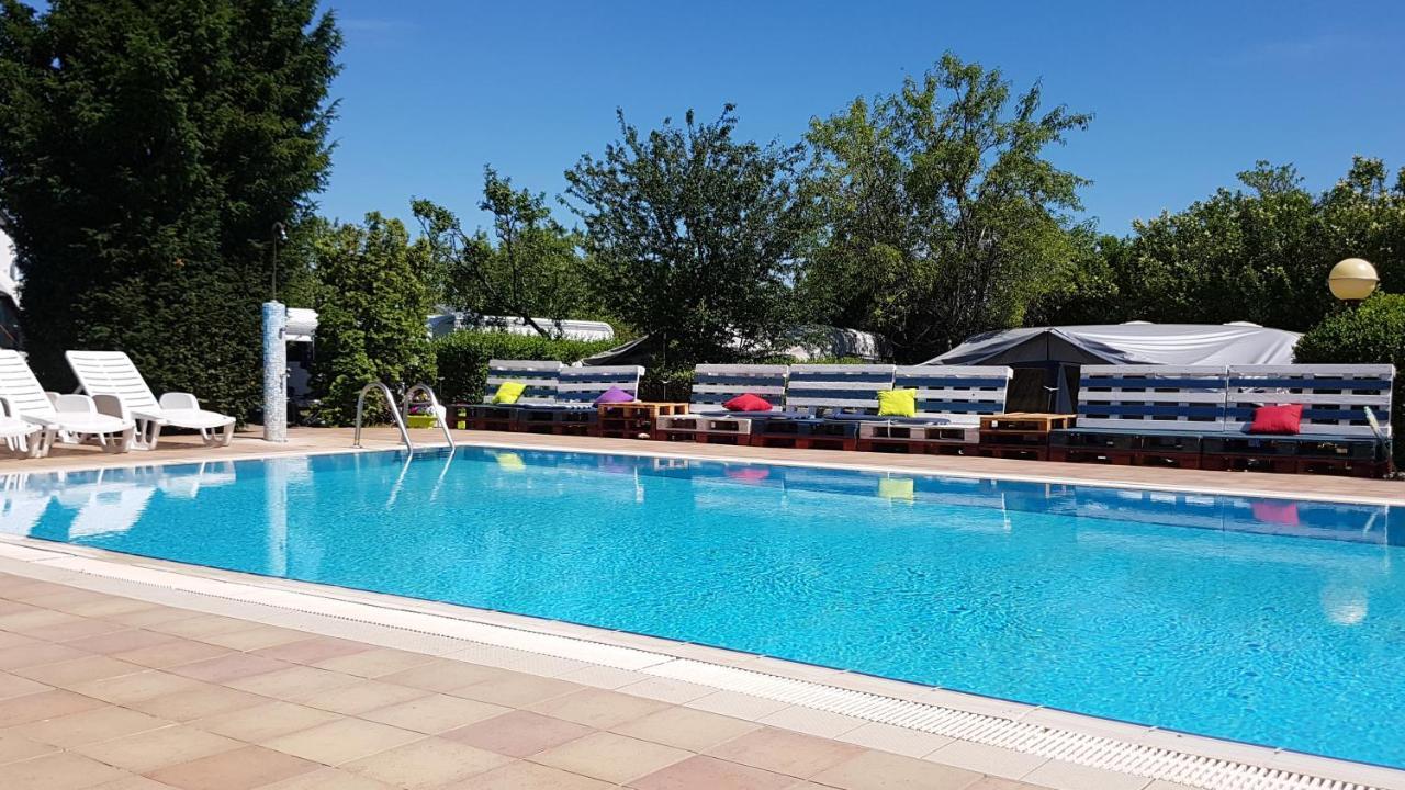 Mandel Fahazak Hotel Paloznak Bagian luar foto